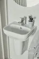Untergebautes Waschbecken in Weiß von Ideal Standard, montiert an einer Wand, mit einem modernen Wasserhahn und einem Becher mit Zahnbürsten und Tuben.